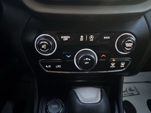 Used 2015 Jeep Cherokee Latitude w/ Cold Weather Group image 24