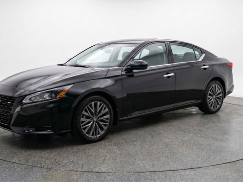 Used 2025 Nissan Altima 2.5 SV FWD image 3