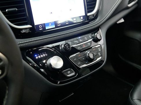 Used 2025 Chrysler Pacifica Select AWD/4WD image 15