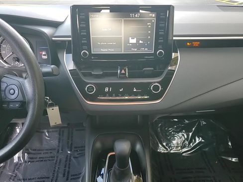 Used 2022 Toyota Corolla LE image 17