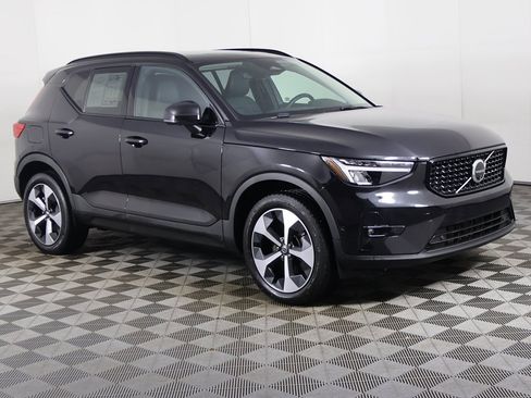 Used 2024 Volvo XC40 B5 Plus image 47
