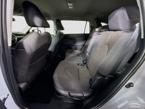 Used 2024 Toyota Highlander XLE image 25