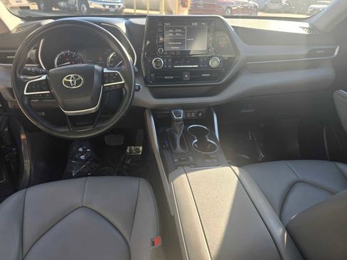 Used 2022 Toyota Highlander XLE image 22