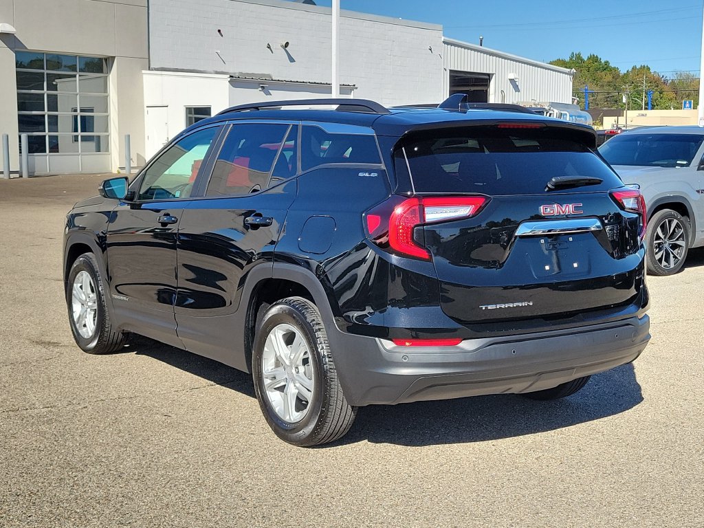 Used 2024 GMC Terrain SLE w/ Driver Convenience Package FWD image 3