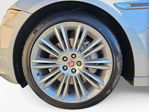 Used 2015 Jaguar XJ L Portfolio RWD image 25
