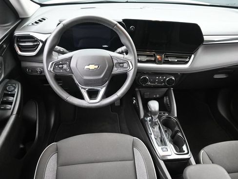 Used 2024 Chevrolet TrailBlazer LT w/ LT Cold Weather Package FWD image 14