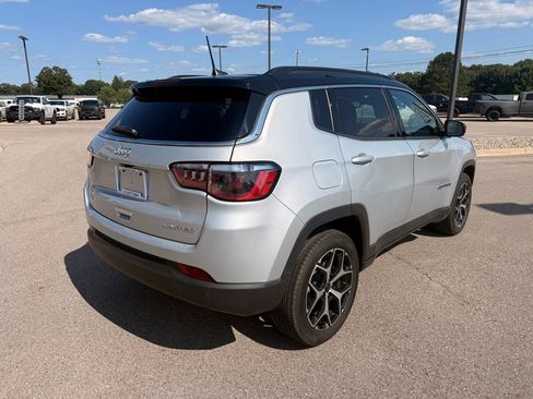 Used 2025 Jeep Compass Limited AWD/4WD image 3
