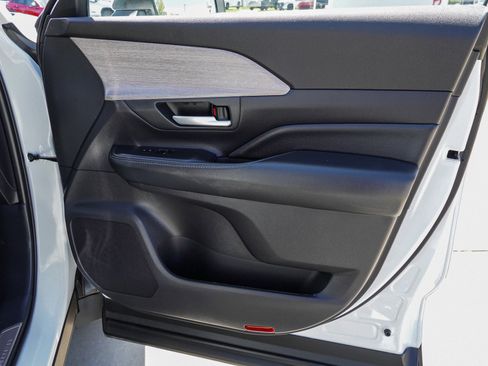 Certified 2025 Toyota Grand Highlander AWD image 31