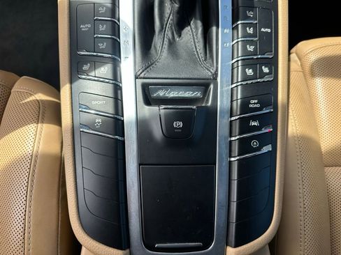 Certified 2018 Porsche Macan w/ Premium Package Plus AWD/4WD image 29