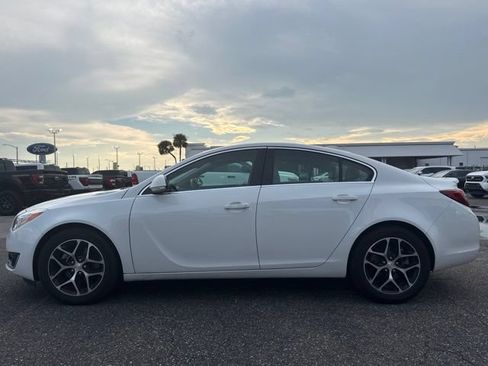 Used 2017 Buick Regal Sport Touring FWD image 2