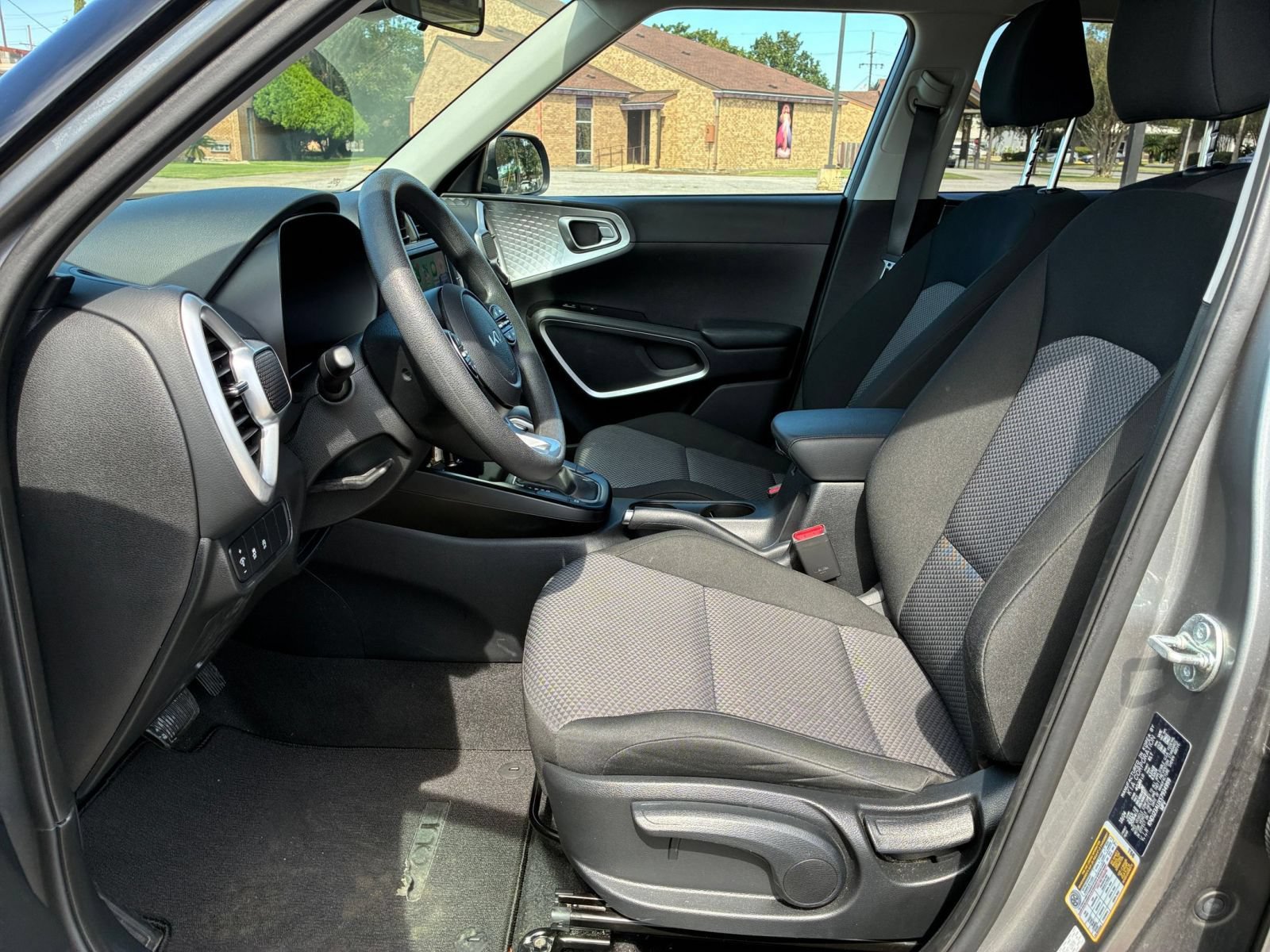 Used 2025 Kia Soul LX w/ LX Technology Package FWD image 24