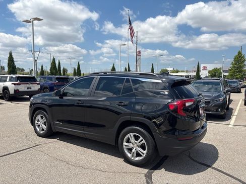 Used 2023 GMC Terrain SLE w/ Driver Convenience Package FWD image 4