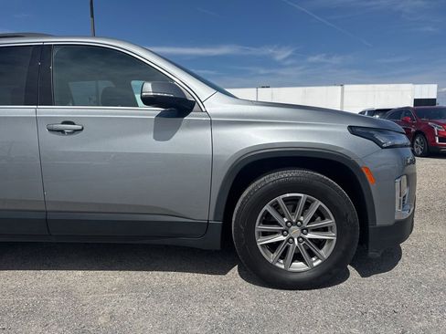 Used 2023 Chevrolet Traverse LT image 12