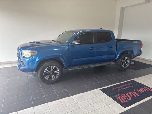 Used 2017 Toyota Tacoma TRD Sport RWD image 2
