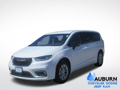 New 2026 Chrysler Pacifica Select image 3