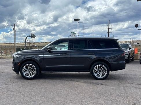 Used 2025 Lincoln Navigator Reserve AWD/4WD image 2