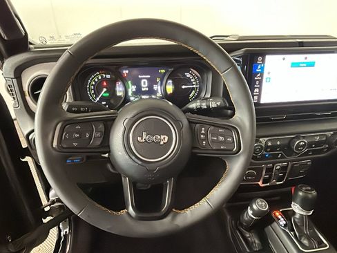 Used 2024 Jeep Wrangler Unlimited w/ Convenience Group AWD/4WD image 17