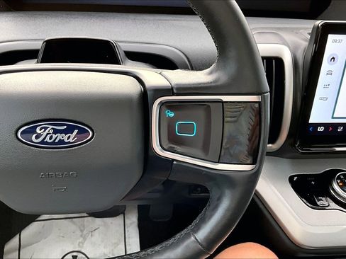 Used 2025 Ford Expedition Active image 24