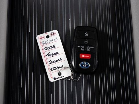 Used 2025 Toyota Sienna LE image 29