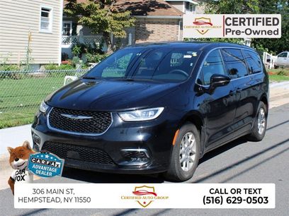 Used 2025 Chrysler Pacifica Select