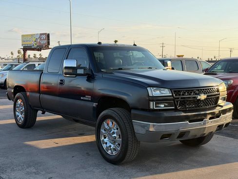 Used 2005 Chevrolet Silverado 2500 LT w/ Heavy-Duty Power Package AWD/4WD image 13