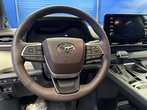 Used 2023 Toyota Sienna Platinum image 14