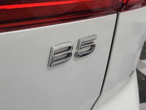 Used 2022 Volvo XC60 B5 R-Design w/ Advanced Package FWD image 8