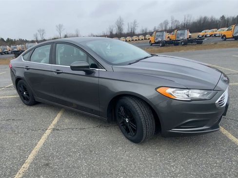 Used 2017 Ford Fusion SE image 2
