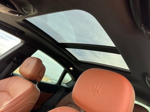 Used 2017 Maserati Levante w/ Luxury Package image 21