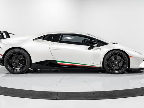 Used 2018 Lamborghini Huracan Performante AWD/4WD image 2