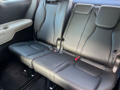 Used 2023 Kia Carnival LX image 12