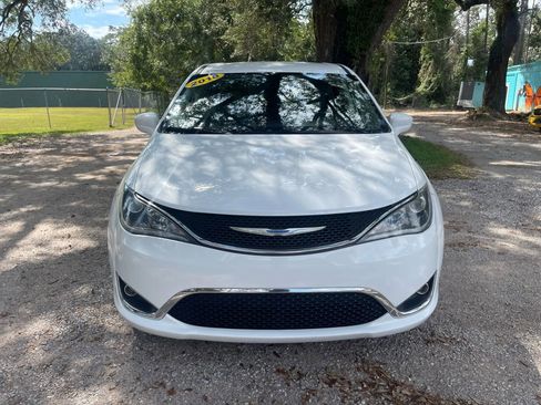 Used 2018 Chrysler Pacifica Touring Plus image 2