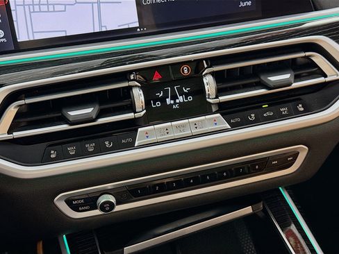 Used 2022 BMW X7 M50i w/ Luxury Seating Package AWD/4WD image 20