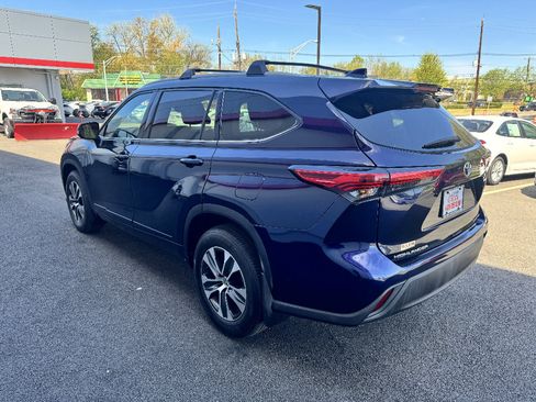 Used 2022 Toyota Highlander XLE AWD/4WD image 7