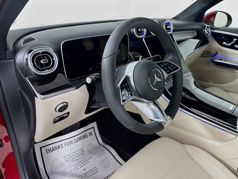 Used 2025 Mercedes-Benz GLC 300 4MATIC image 5