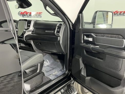 Used 2024 RAM 2500 Big Horn w/ Safety Group image 30