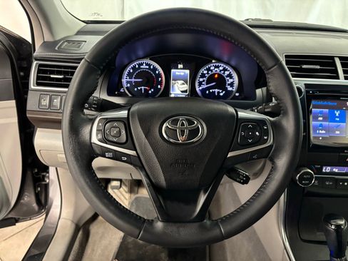 Used 2016 Toyota Camry image 20