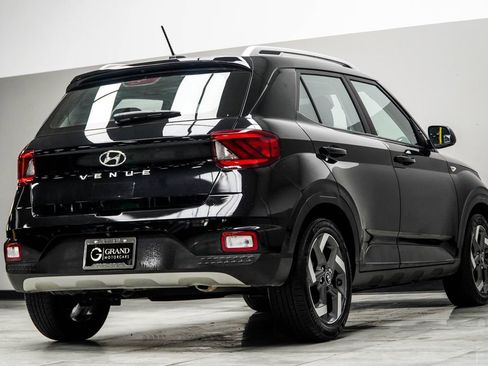 Used 2023 Hyundai Venue SEL image 12