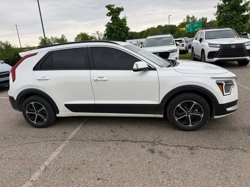 Used 2025 Kia Niro EX FWD image 4