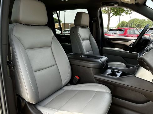 Used 2024 Chevrolet Suburban LT RWD image 31