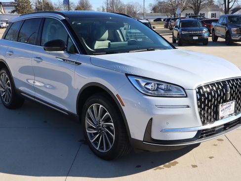 Used 2025 Lincoln Corsair Reserve image 3