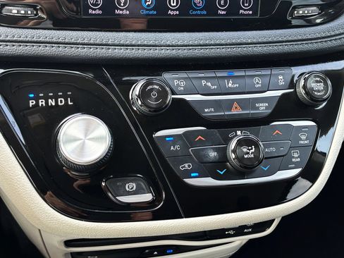 Used 2018 Chrysler Pacifica Limited w/ Advanced Safetytec Group FWD image 26