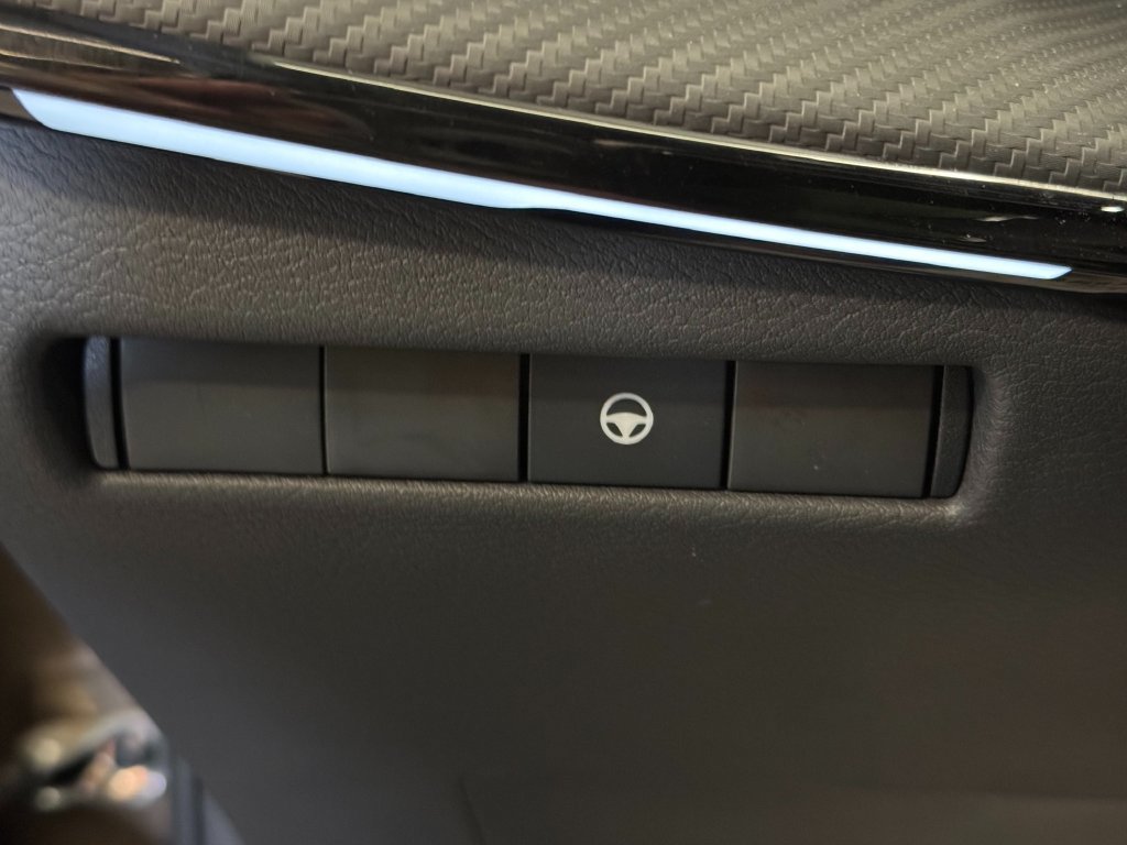 Used 2025 Nissan Kicks SR AWD/4WD image 18