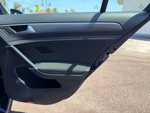 Used 2017 Volkswagen e-Golf SE FWD image 25