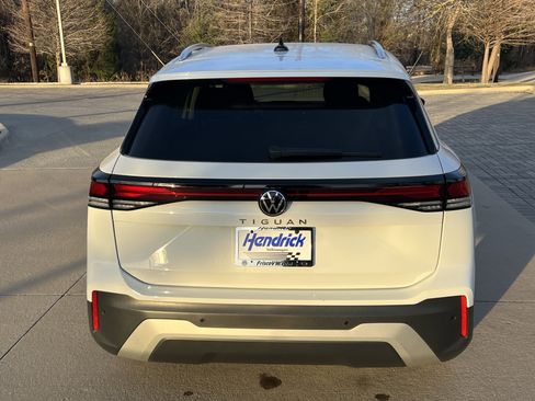 Certified 2025 Volkswagen Tiguan S image 9