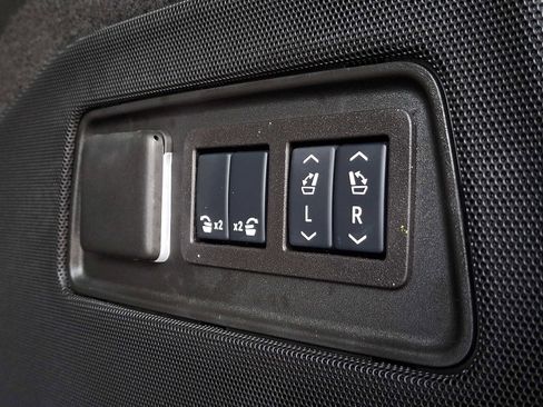 Used 2025 Cadillac Escalade Premium Luxury AWD/4WD image 36