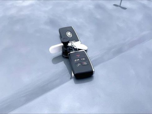 Used 2025 Land Rover Range Rover Velar Dynamic SE image 12