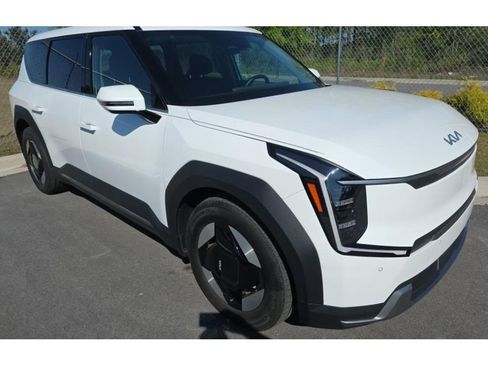 Used 2024 Kia EV9 Light Long Range RWD image 2