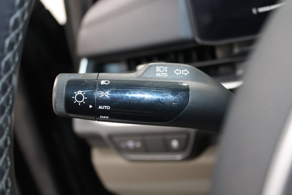 Used 2025 Kia Carnival FWD image 35