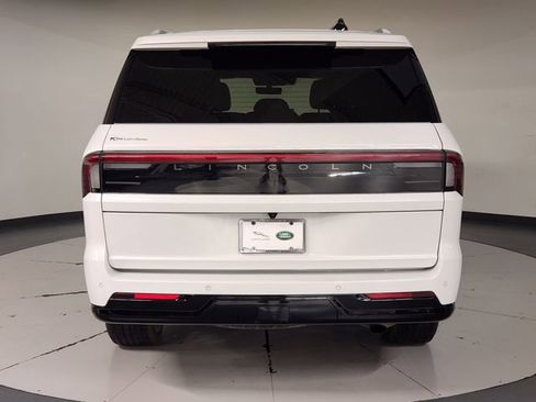 Used 2025 Lincoln Navigator Reserve image 10